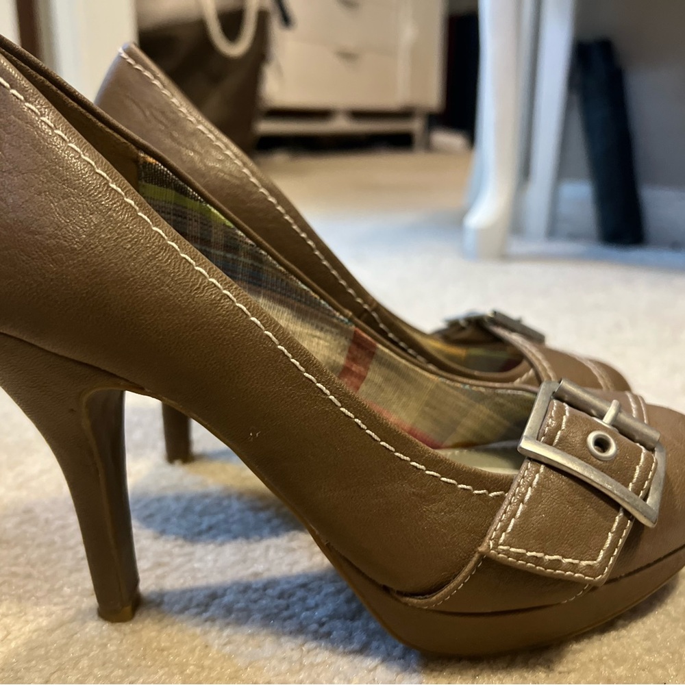 fergalicious Tan Nude heels size 6.5 fergalicious by fergie